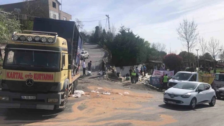 Maltepe’de kontrolden çıkan kamyonet araca çarpıp parka daldı
