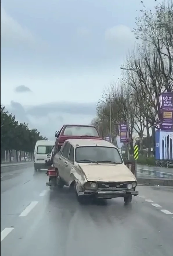 Maltepe’de oto çekiciden tehlikeli taşımacılık kamerada
