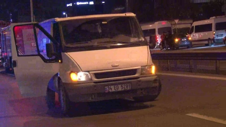 Maltepe’de otomobil minibüse arkadan çarptı: 4 yaralı
