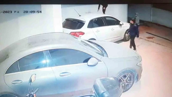 Maltepe’de otoparkta çocuk krizi: Araçlara üzerine çıktılar, dışkılarını sürdüler
