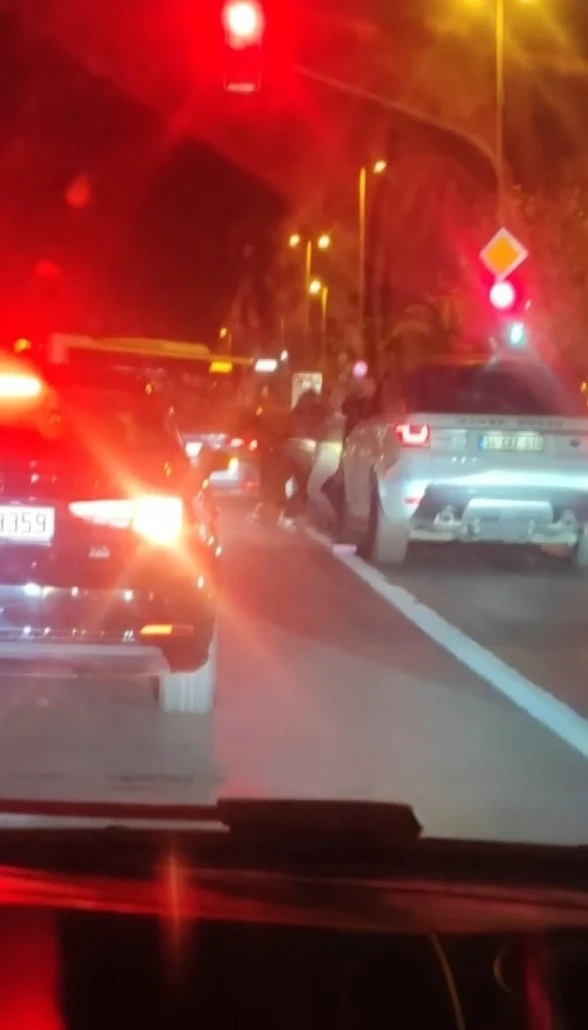 Maltepe’de sürücülerin yol ortasındaki yumruklu kavgası kamerada
