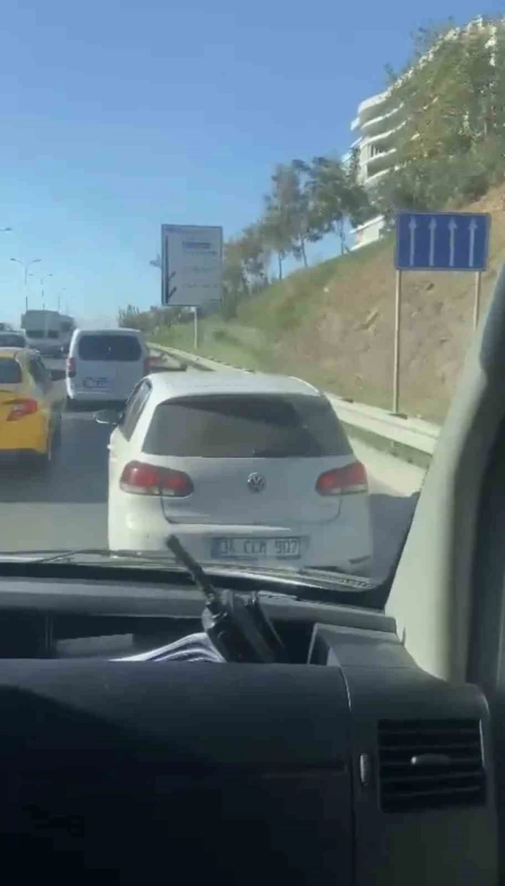 Maltepe’de yol vermeyen maganda makas atarak ambulansa çarptı
