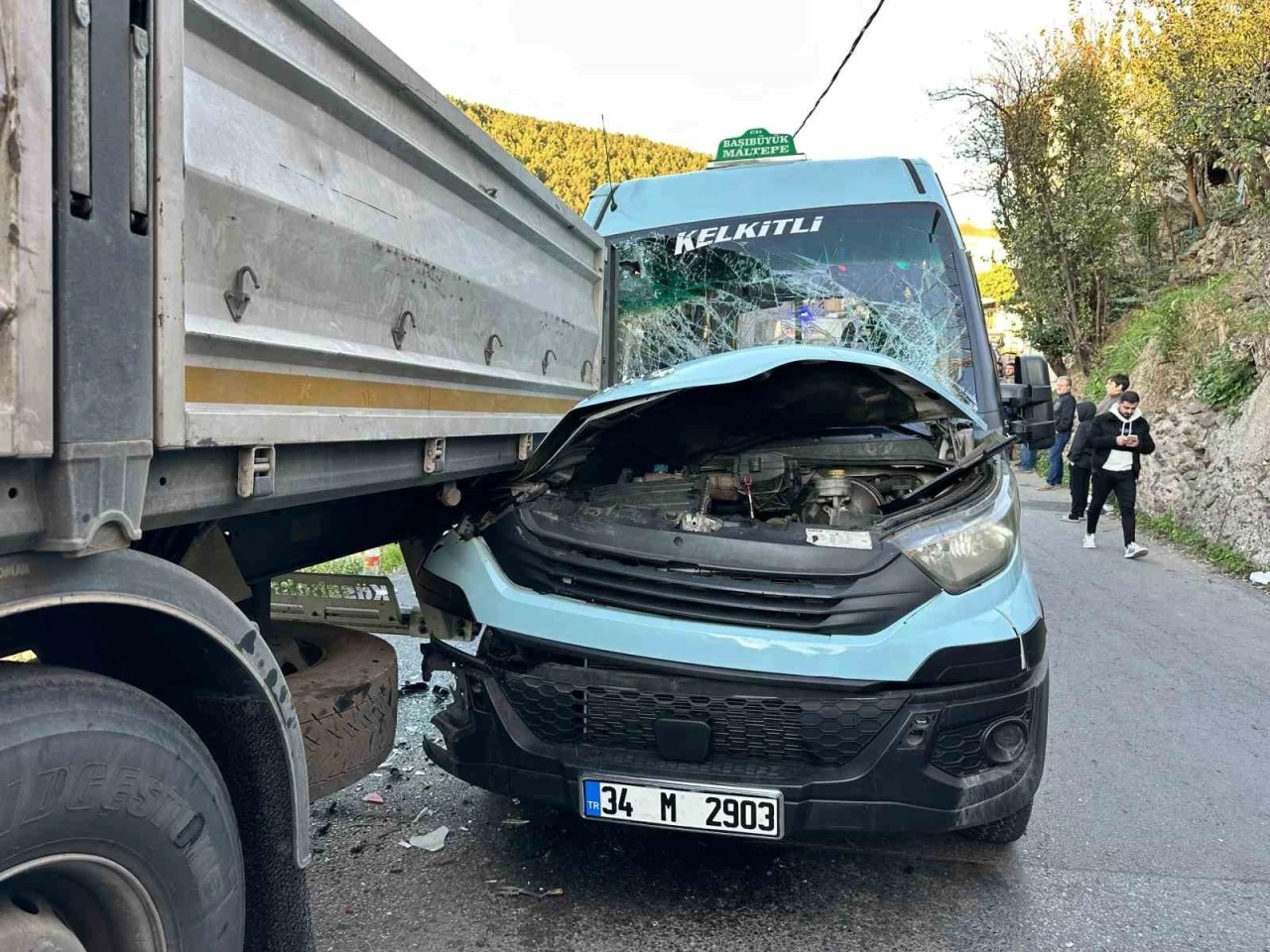 Maltepe’de yolcu minibüsü park halindeki tıra çarptı: 8 yaralı
