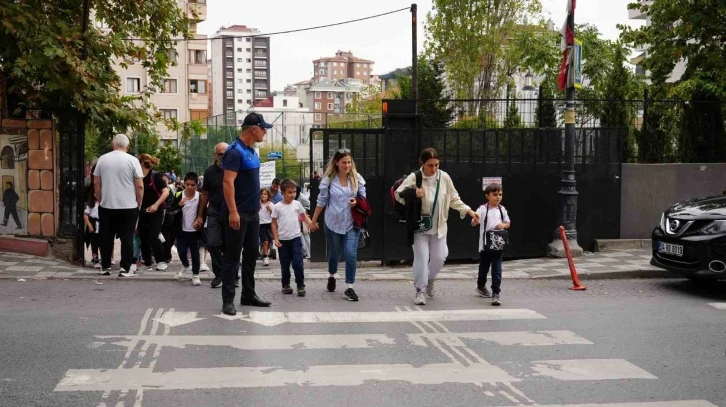 Maltepe’de zabıtayla okullar daha güvenli
