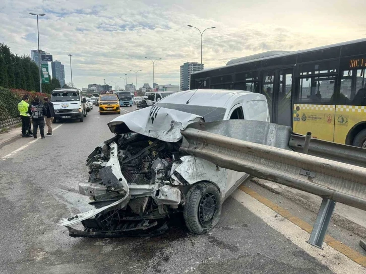 Maltepe E 5’te araç bariyerlere girdi: 2 yaralı
