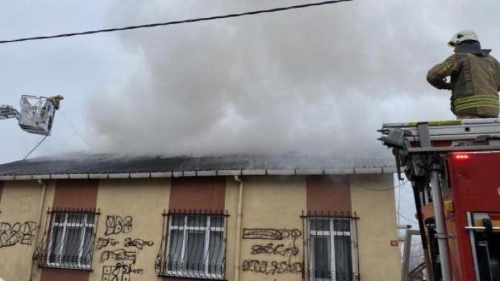 Maltepe'de 3 katlı binanın çatısı alev alev yandı