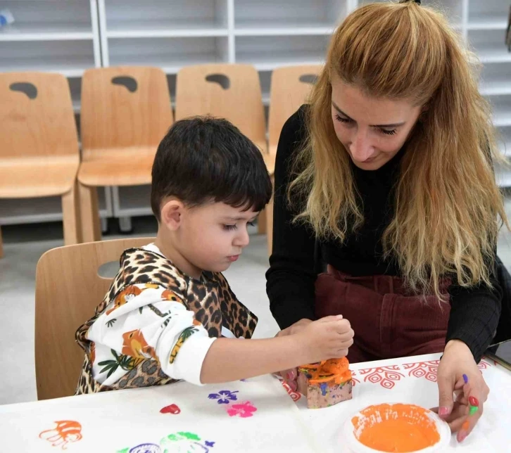 Mamak’ta çocuklar Baskı Atölyesi’nde çantaları süsledi
