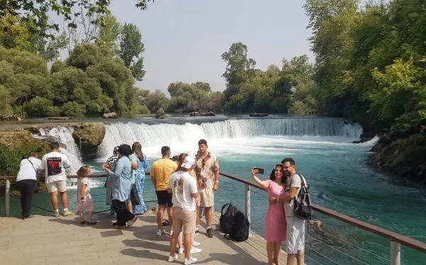 Manavgat Şelalesi'nde turistlerin 'su' şaşkınlığı 