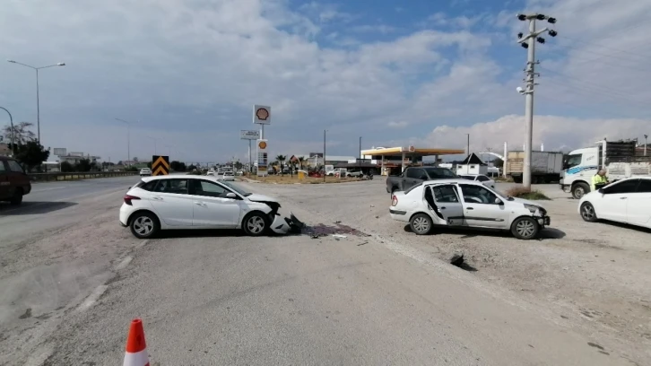 Manavgat’ta 2 kişinin yaralandığı trafik kazası güvenlik kamaralarına saniye saniye yansıdı.
