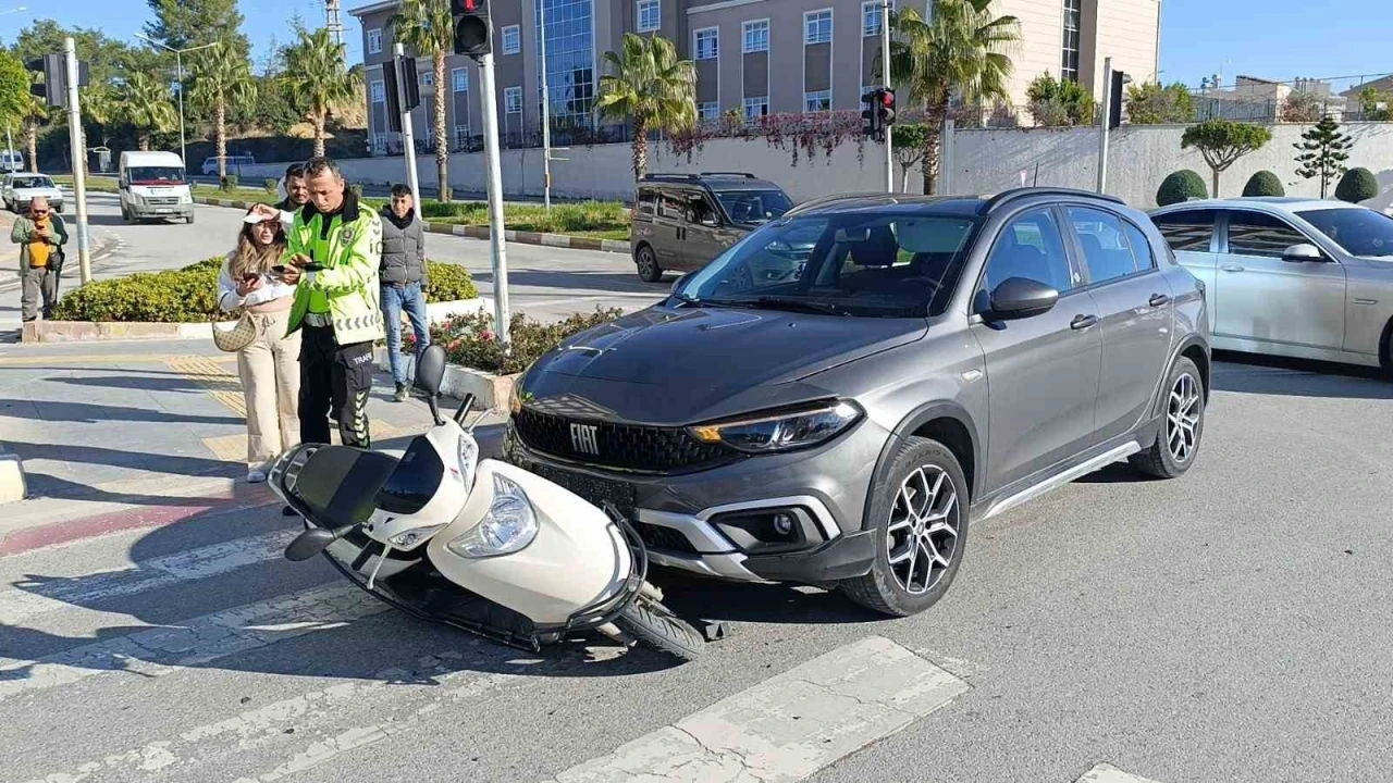 Manavgat’ta otomobil ile motosiklet çarpıştı: 1 yaralı
