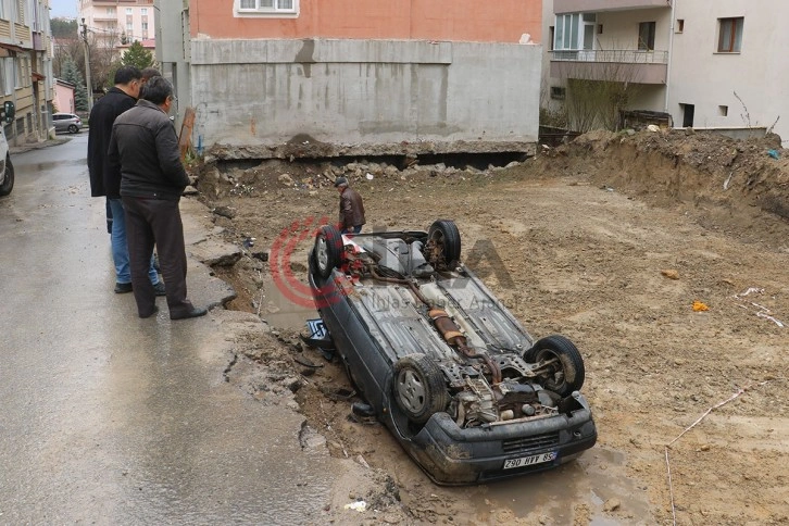 Manevra yaparken fark edemeyip inşaat temeline düştü