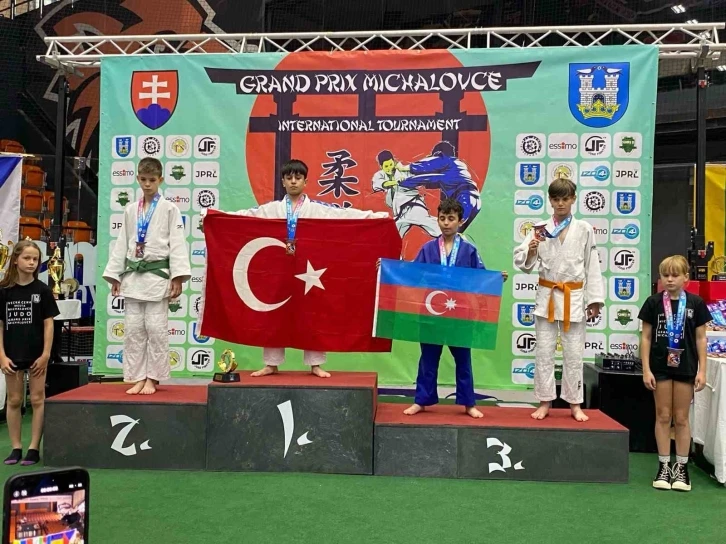 Manisa BBSK Judo takımı Slovakya’da madalyaları topladı
