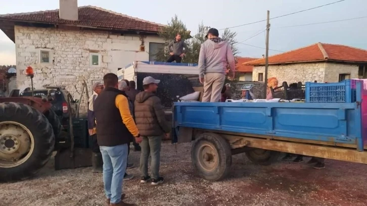 Manisa Büyükşehir Belediyesinin makine desteği üreticinin elini rahatlattı
