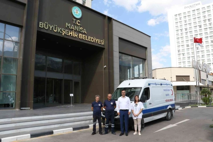 Manisa Büyükşehir Belediyesinin nakil ambulansı hastaların yanında
