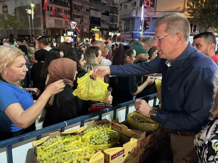 Manisa’da 3 ton üzüm ve litrelerce üzüm şırası dağıtıldı
