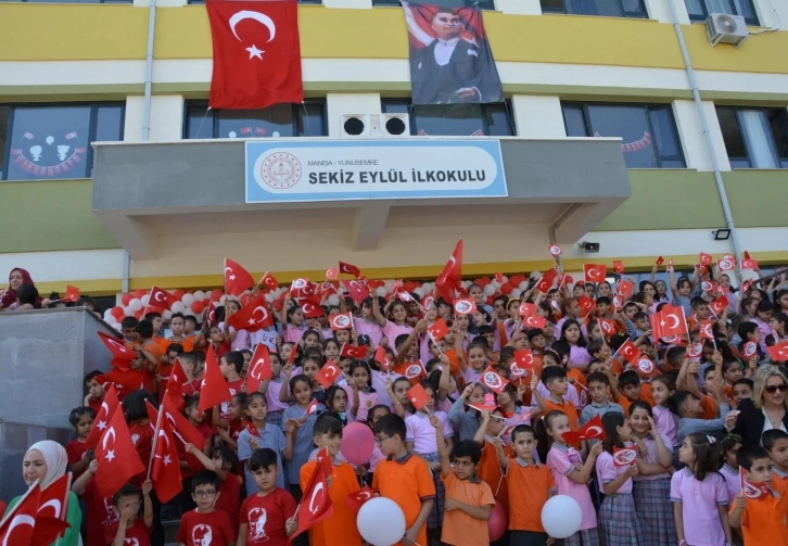 Manisa’da 300 bin öğrenci için ilk ders zilini Vali Ünlü çaldı
