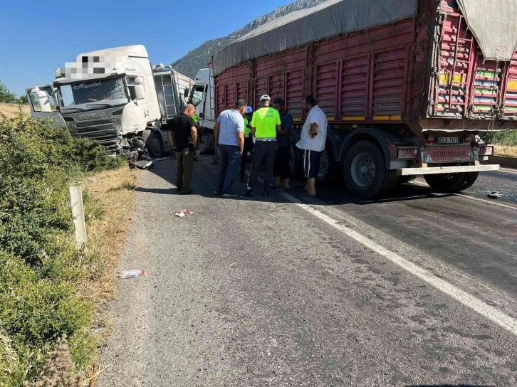 Manisa’da iki tır kafa kafaya çarpıştı: 1 yaralı
