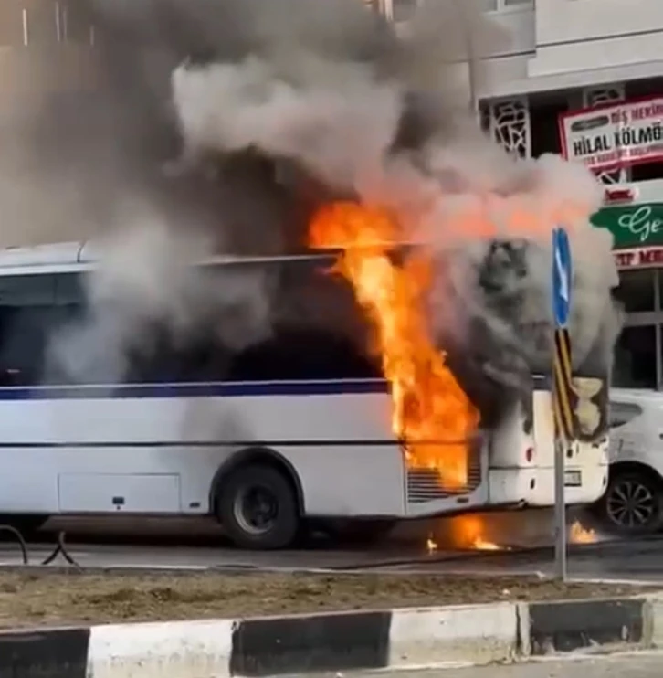 Manisa’da işçi servisi alev alev yandı
