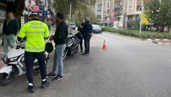 Manisa’da kasksız motosiklete binenlere ceza yağdı
