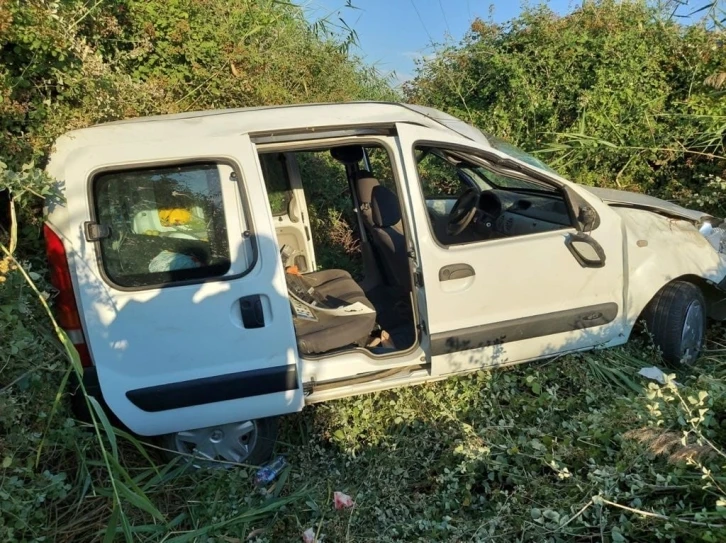 Manisa’da kontrolden çıkan kamyonet şarampole düştü: 5 yaralı
