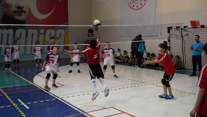 Manisa’da ’Mini Voleybol’ coşkusu
