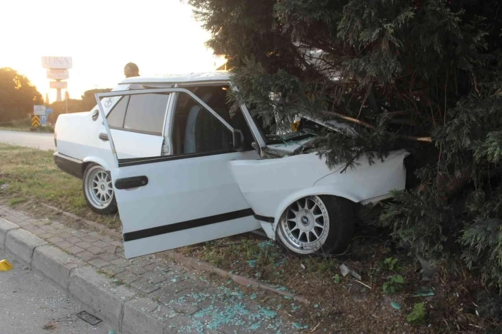 Manisa’da otomobil refüjdeki ağaca çarptı: 1 ölü, 1 ağır yaralı
