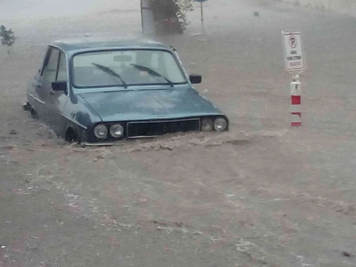 Manisa’da sağanak hayatı olumsuz etkiledi, üzüm sergileri su altında kaldı
