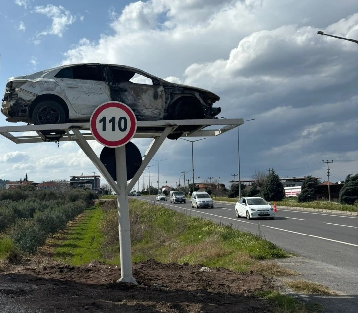 Manisa’da sürücüler kaza yapmış araba levhalarıyla uyarılıyor
