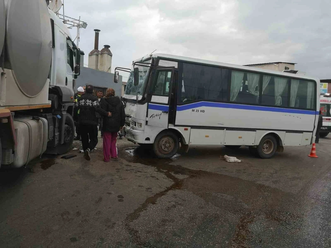 Manisa’da süt kamyonu ile servis minibüsü çarpıştı: 9 yaralı
