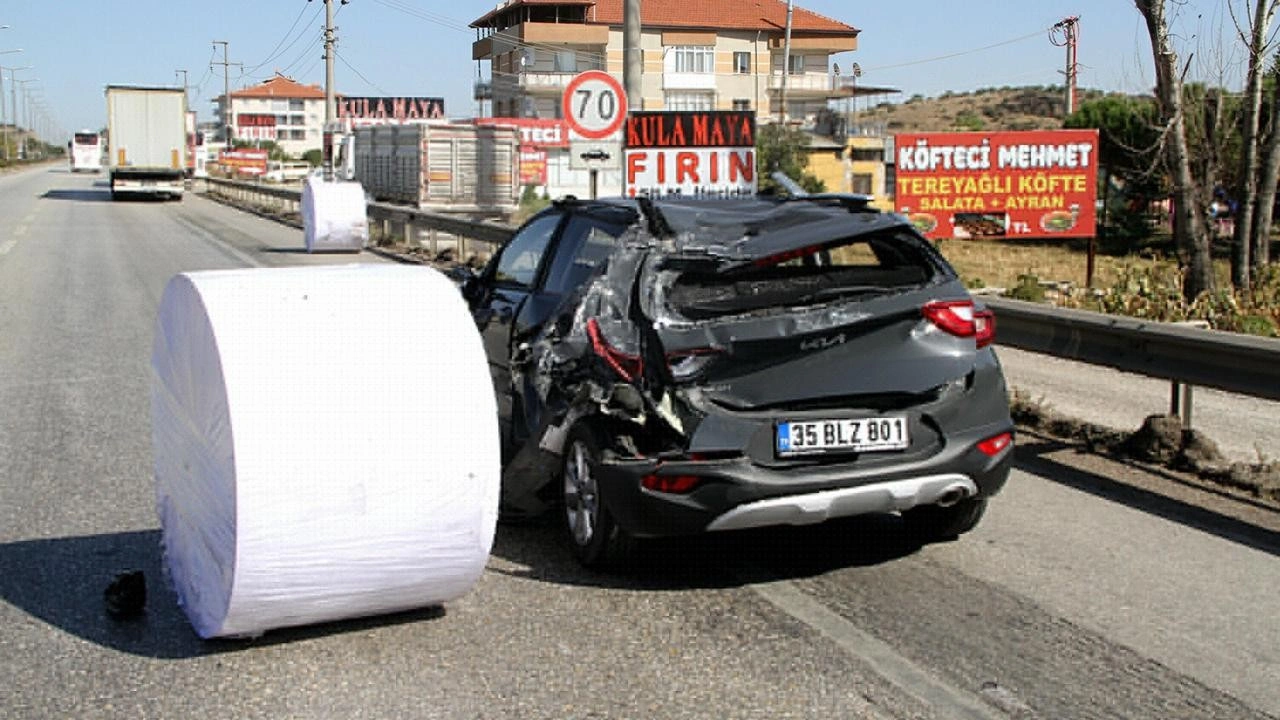 Manisa’da tırdan düşen kağıt bobini otomobile çarptı