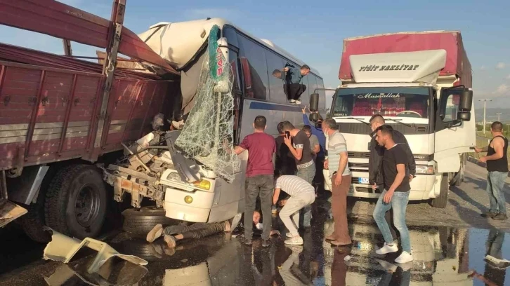 Manisa’daki işçi servisi kazasında yaralanan 35 işçi taburcu edildi
