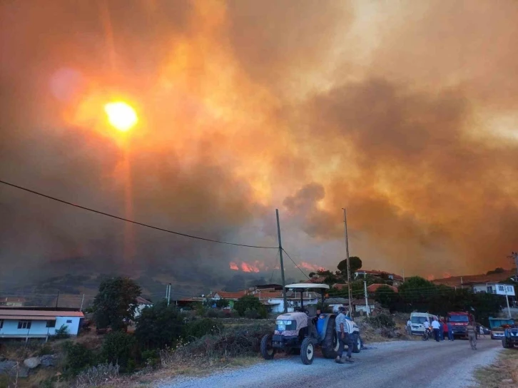 Manisa’daki orman yangını evleri tehdit etti
