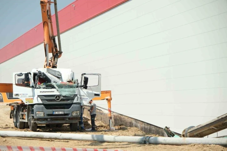 Manisa OSB’de iş makinesi beton dökme makinesinin üzerine devrildi: 1 yaralı
