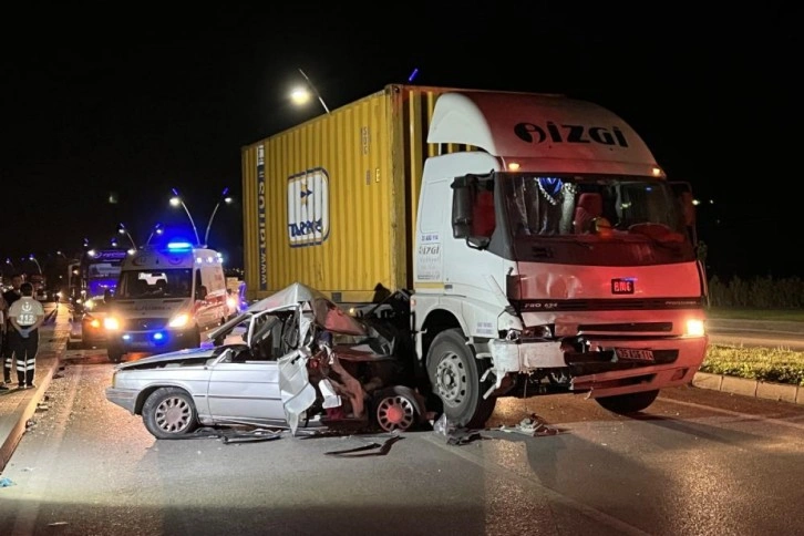 Manisa’da feci kaza! Otomobil hurdaya döndü