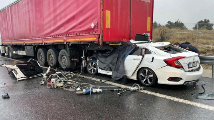 Manisa'da feci kaza: Tıra çarpan otomobildeki iki kişi öldü