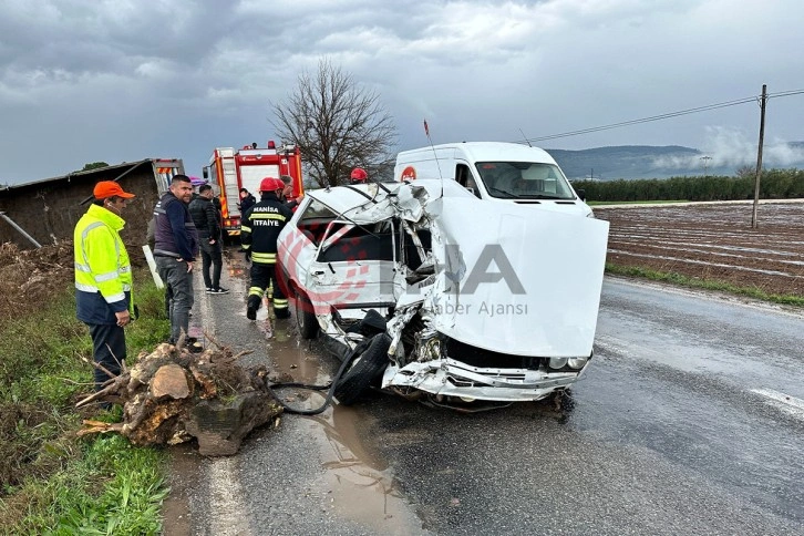 Manisa'da kamyonla otomobil kafa kafaya çarpıştı: 2 ölü