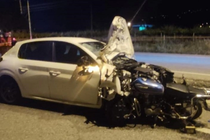 Manisa'da motosiklet otomobile ok gibi saplandı: 1 ölü