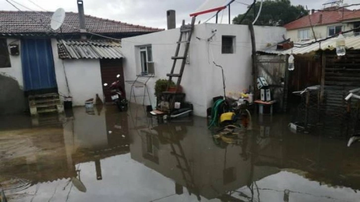 Manisa’da sağanak etkili oldu, bazı evleri su bastı