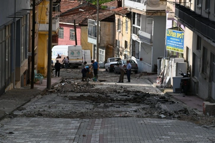 Manisa’da sağanak yağış sele neden oldu, ev ve iş yerlerini su bastı