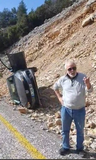 Manzarayı izlerken, el frenini çekmediği otomobili uçurumdan yuvarlandı
