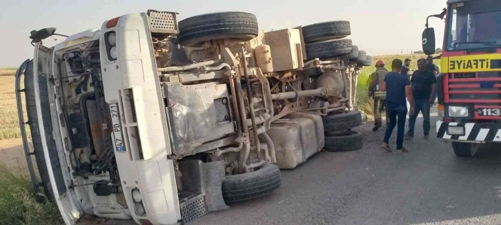 Mardin’de buğday yüklü tır devrildi: 2 yaralı
