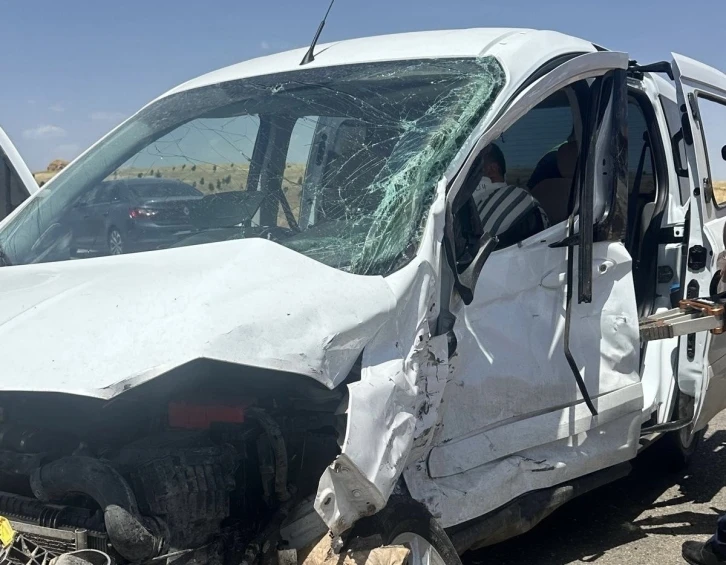 Mardin’de hafif ticari araçlar çarpıştı: 3 yaralı
