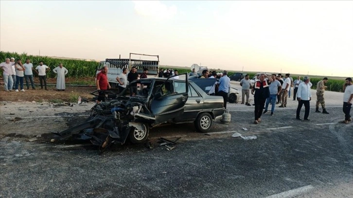 Mardin'de iki otomobilin çarpışması sonucu 5'i çocuk 9 kişi yaralandı