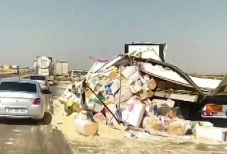 Mardin’de kontrolden çıkan saman yüklü tır devrildi: 1 yaralı
