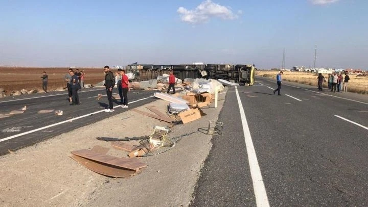 Mardin’de mobilya yüklü tır devrildi: 1 yaralı
