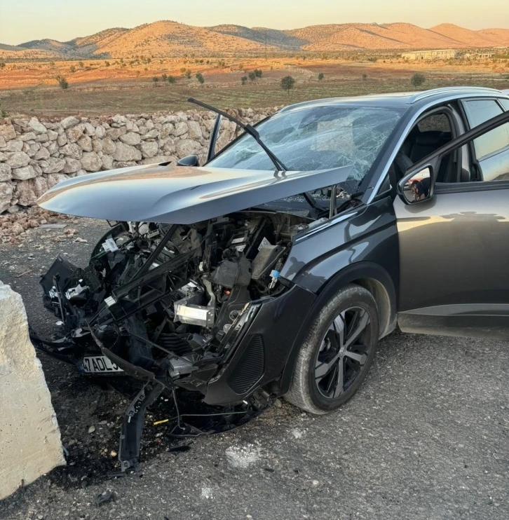 Mardin’de otomobil bariyere çarptı: 3’ü çocuk 7 yaralı
