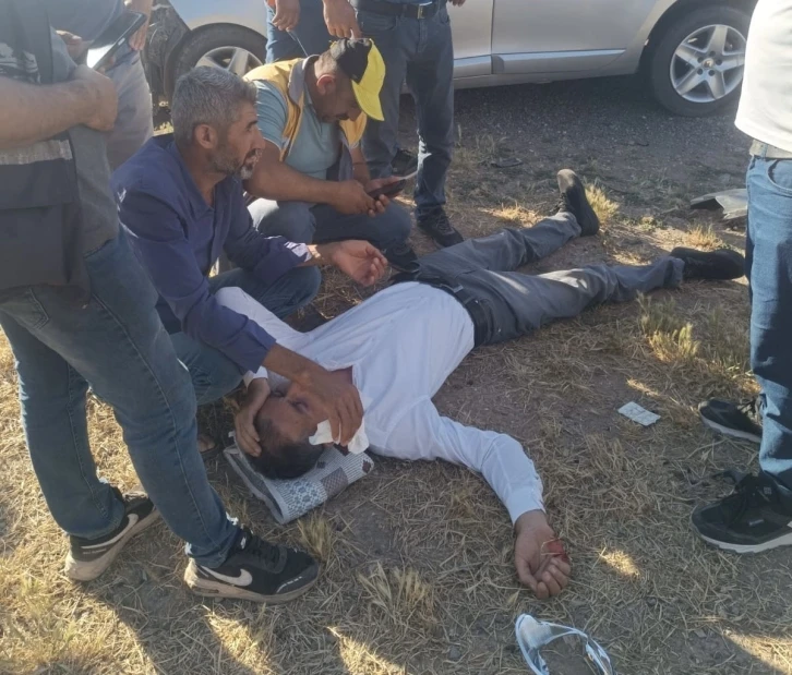 Mardin’de otomobil ile traktör çarpıştı: 2 yaralı
