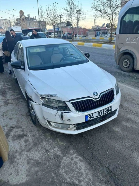 Mardin’de otomobiller çarpıştı