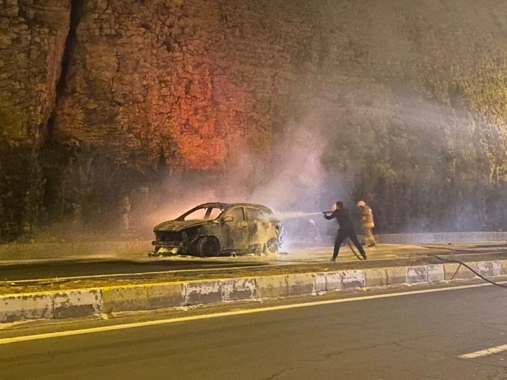 Mardin’de seyir halindeki otomobil alev alev yandı
