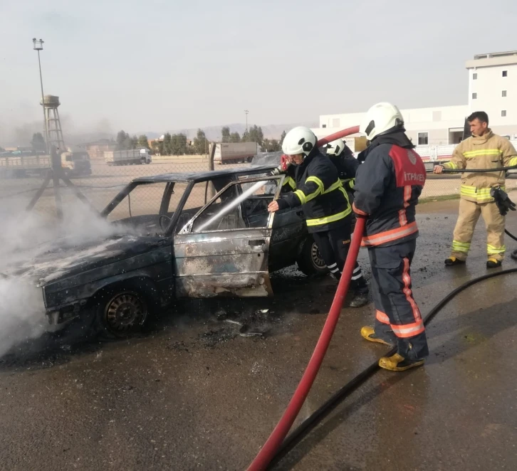 Mardin’de seyir halindeki otomobil alev alev yandı
